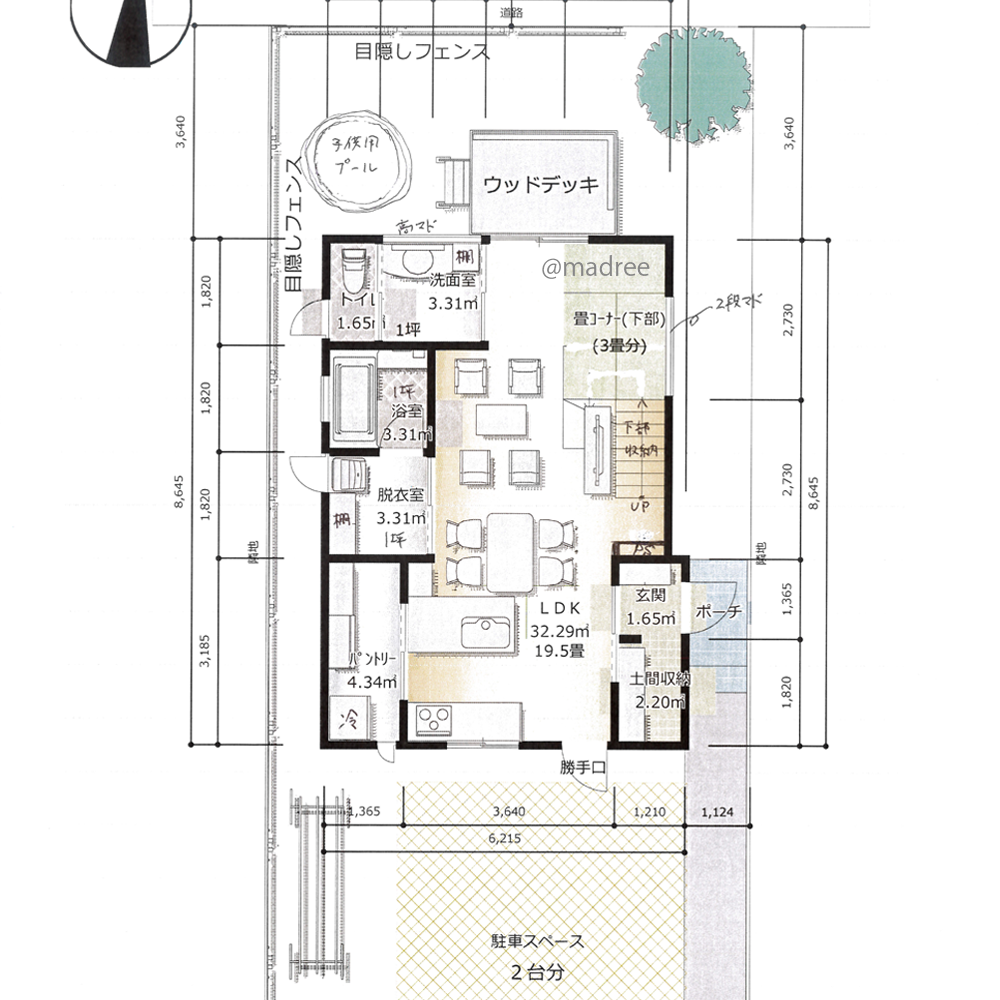 少し篭れる座床の集中空間、窓から緑庭を望む中2階書斎スペースのある家