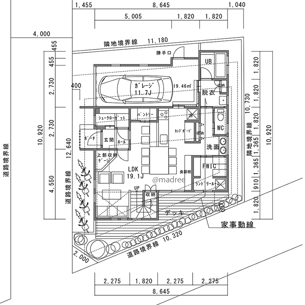 ガレージ内から楽々荷下ろし、キッチンと脱衣室へ別裏動線で繋がる家