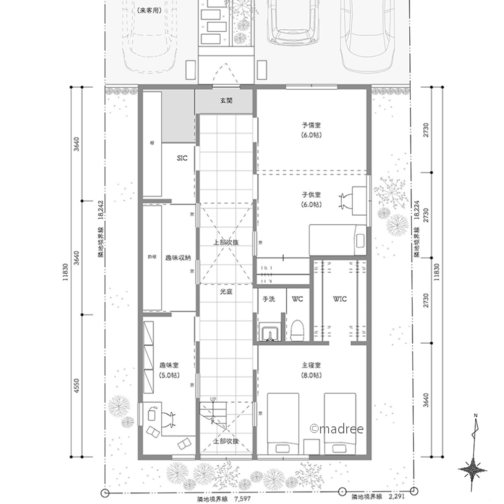 天窓から光庭廊下へ採光届ける、吹抜を介して家族の気配を感じられる家