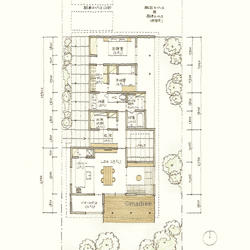 細長い土地を玄関中心にゾーン分け、全個室に朝日の届く自然な目覚めが得られる平屋