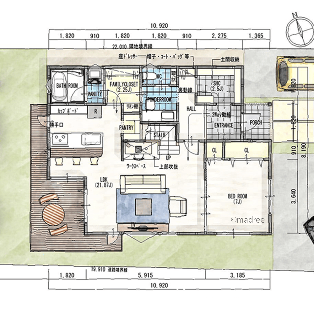 庭と室内を自由に行き来できる、ウッドデッキを囲むようにL字型のLDKと繋がる家
