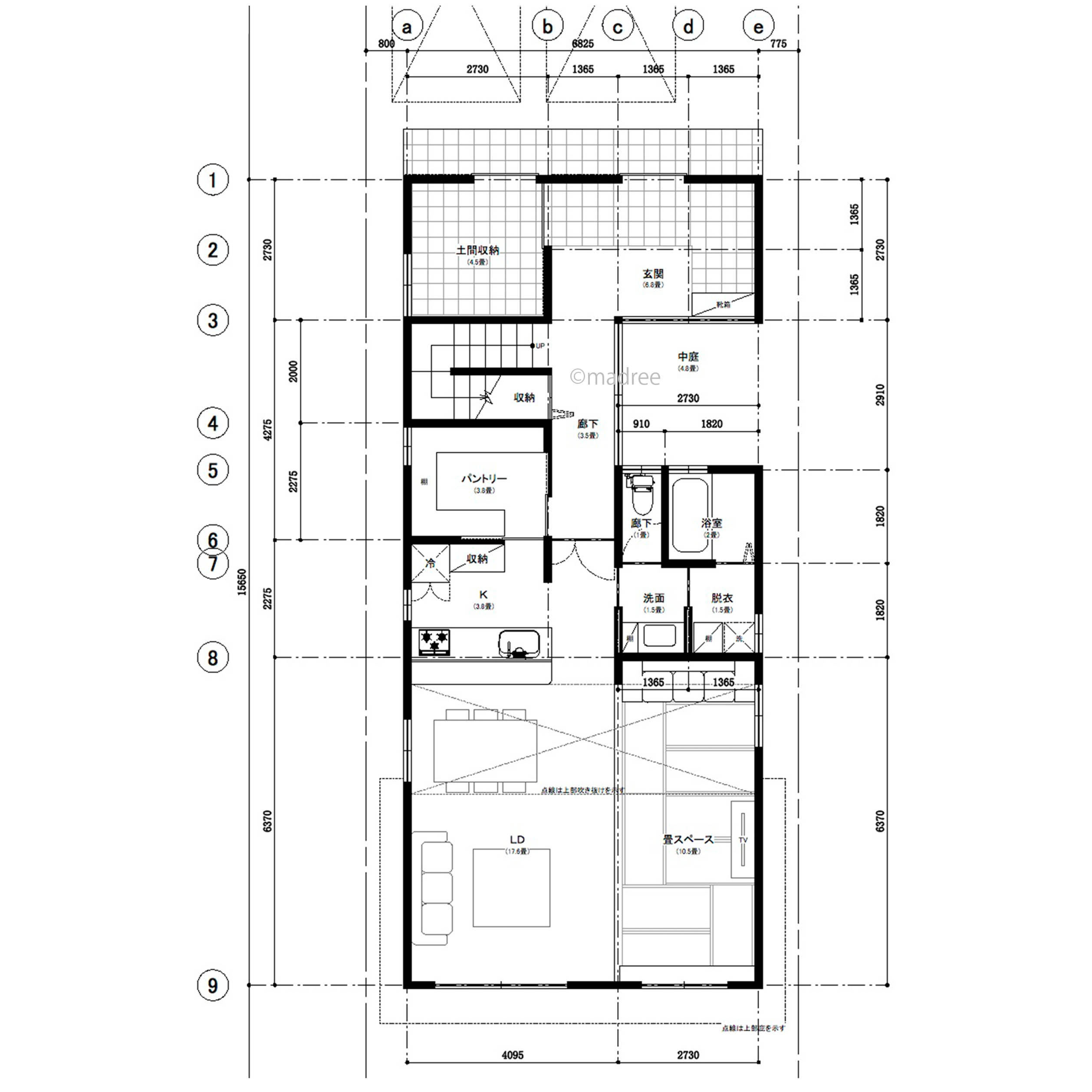 中庭と天窓から家中に光を導く、縦長の建物でも自然光がたっぷり入る家