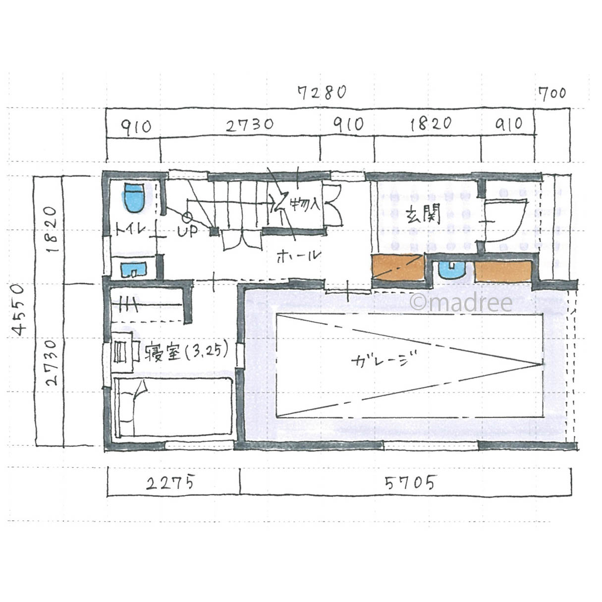 寝室の小窓から愛車を眺める、三階建てのコンパクトな家