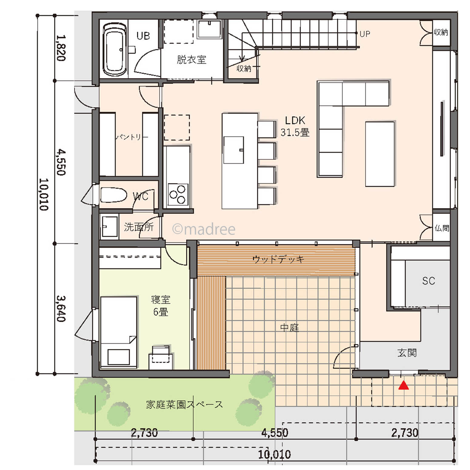 吹抜けに面した2階ホールで仕事をする、家族がつながる中庭のある家