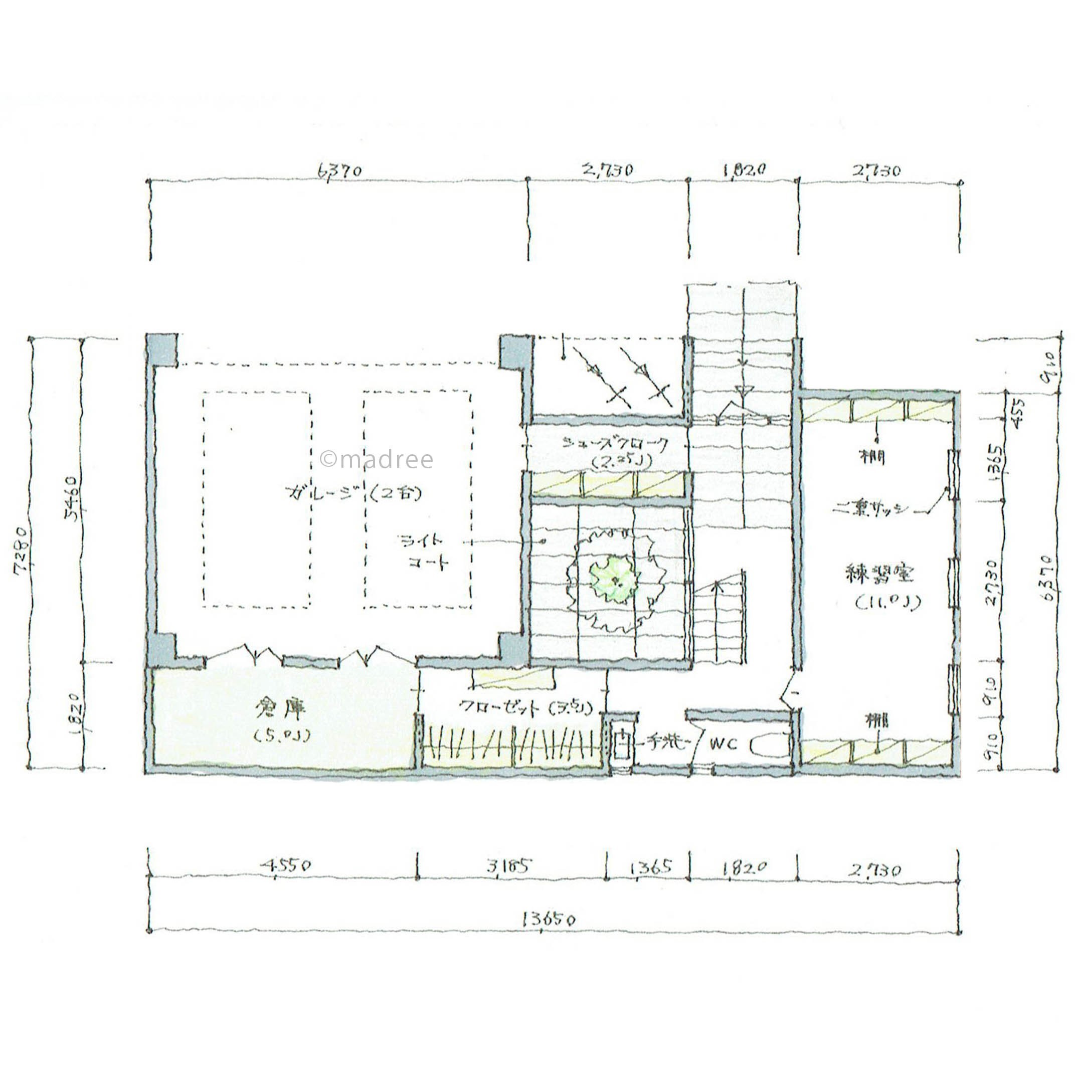ライトコートで光を取り込む機能的でのびやかな細長い間取り