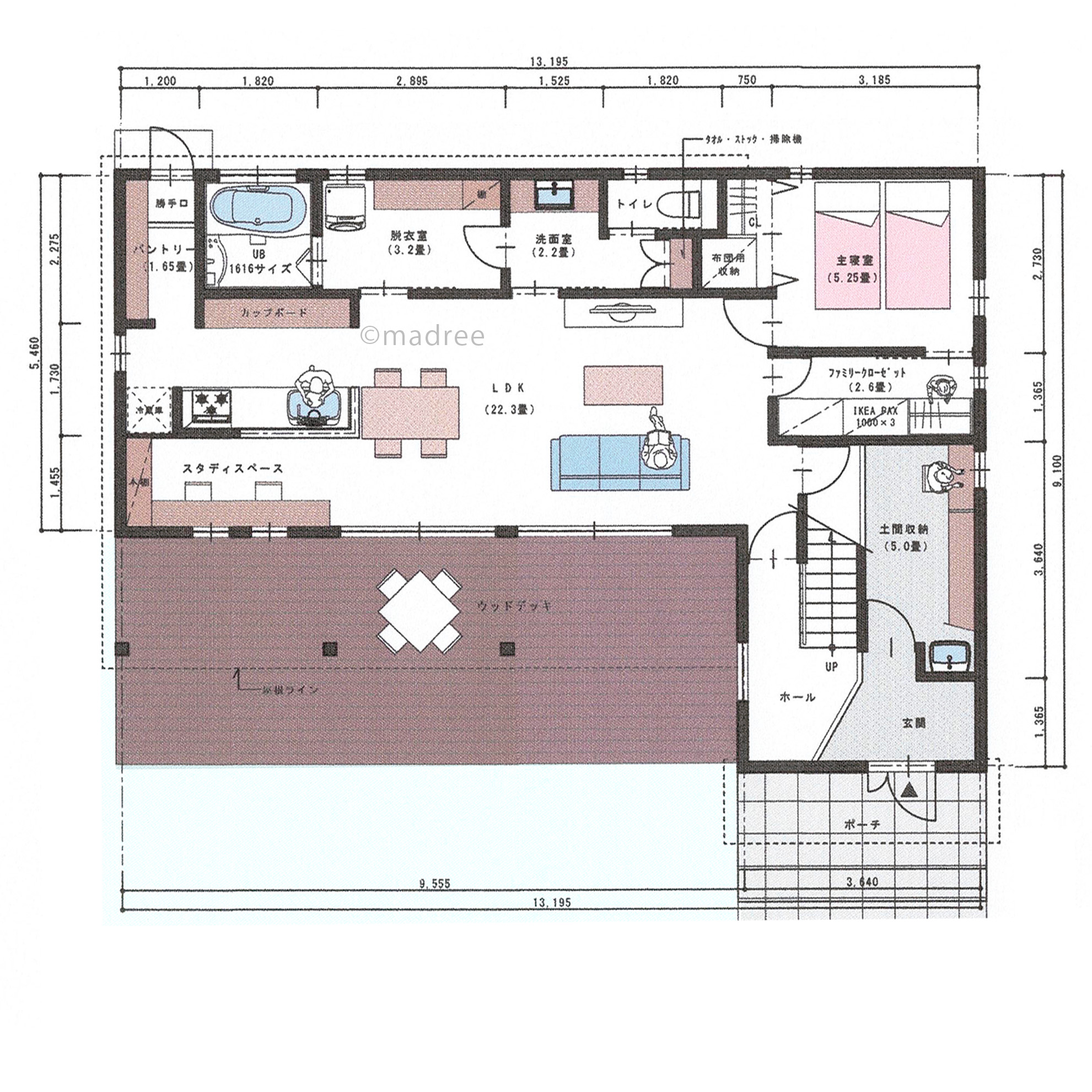 広いウッドデッキと庭でおうち時間を満喫、どこにいても家族の気配感じる家
