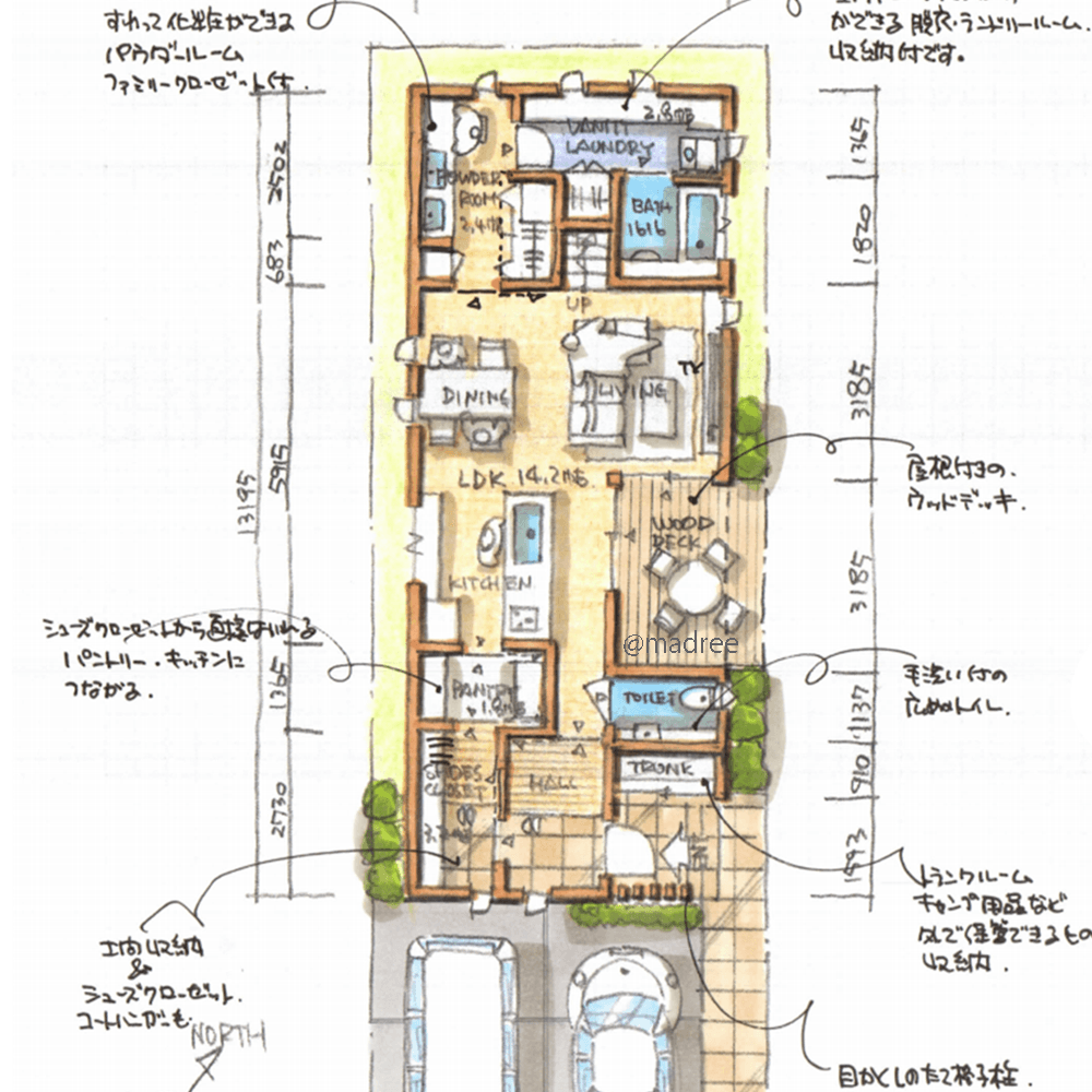 吹抜とウッドデッキで開放感を演出、壁面収納で整う縦長の家