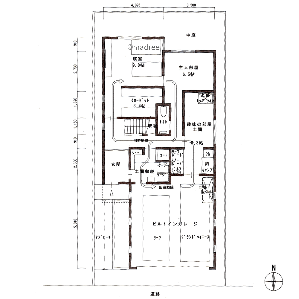 吹抜やトップライトで採光確保、階段でLDKをゆるく空間分けした家
