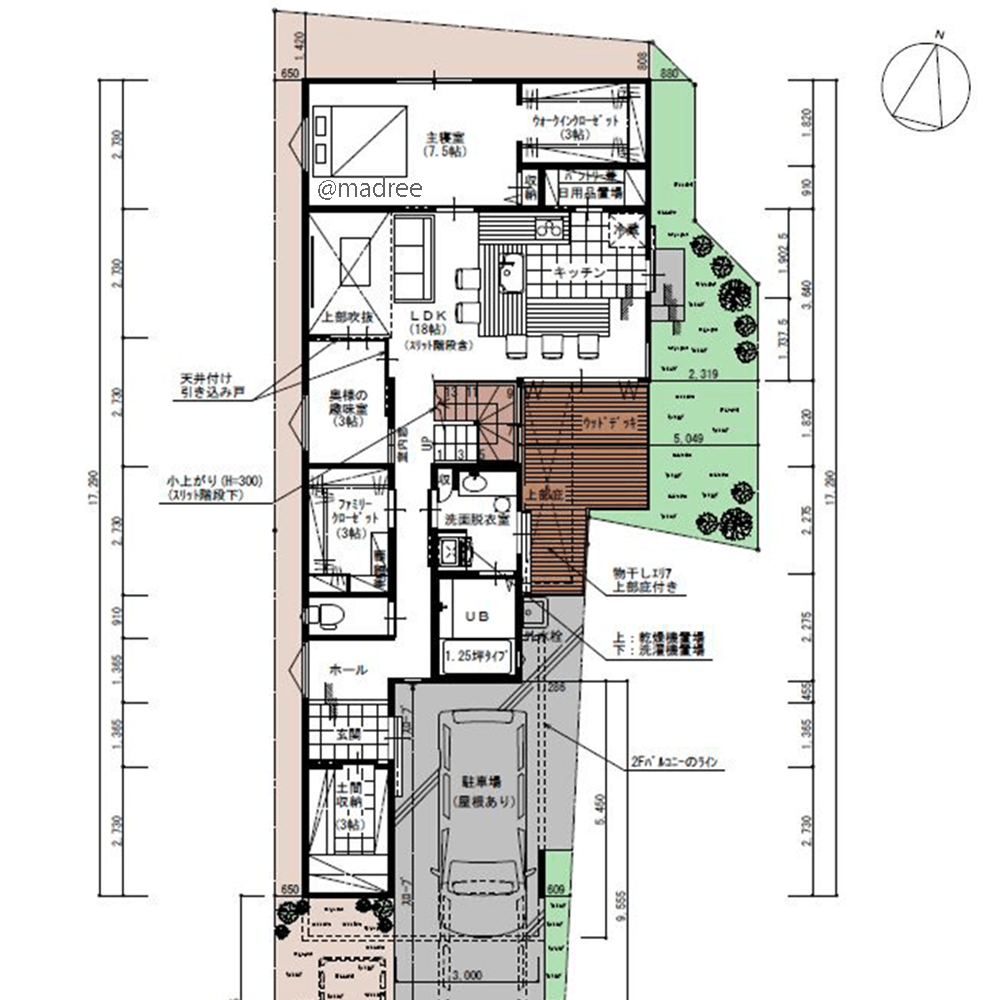 駐車場上のアウトドアリビング、安心バルコニーで外時間楽しむ家