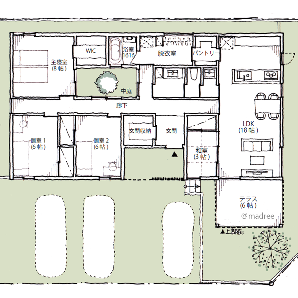 中庭の緑楽しむ憩いの廊下、玄関中心に空間を分けた暮らしやすい平屋