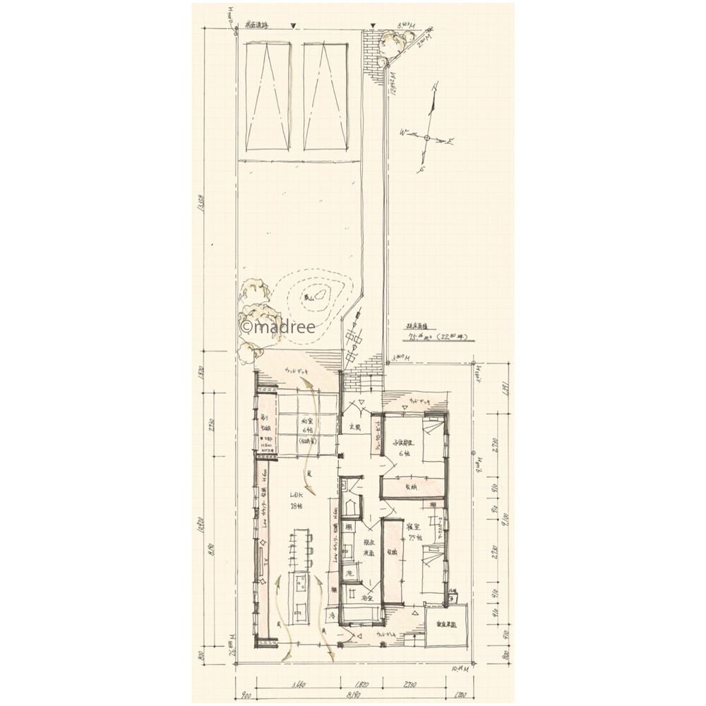 庭の緑で自然の目隠しに、行き止まりなくウッドデッキで繋がる家