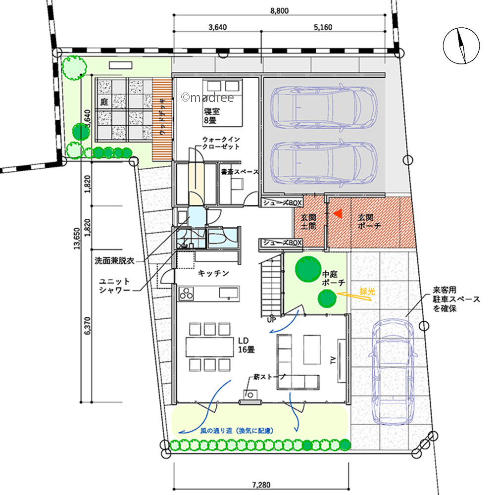 リビングから視線が抜ける中庭と、食事楽しむプライベート庭のある家