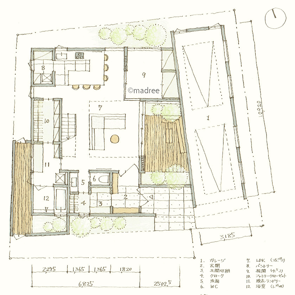 緑に向かって広がる伸びやかな眺望、リビングを中心に採光デッキを囲むコートハウス