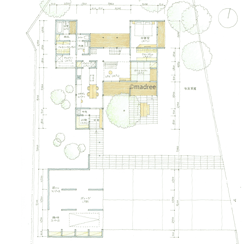 旅館のような回廊で母屋へ繋がる、L字型のLDKから縦に外に自然を感じられる平屋