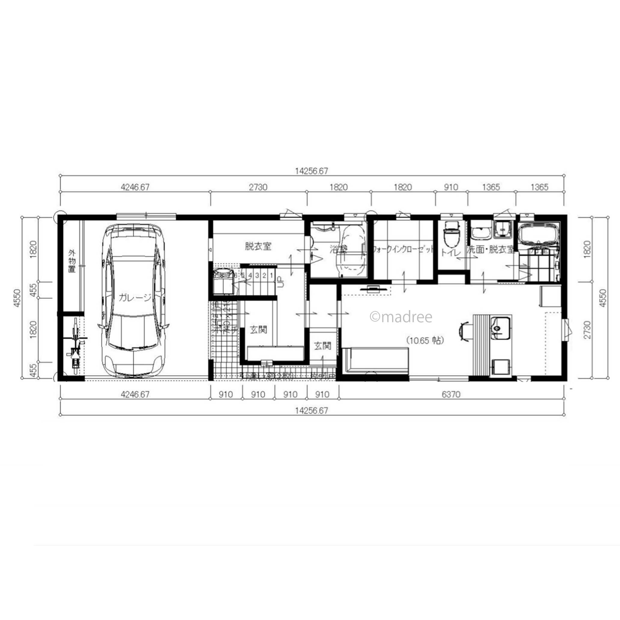 玄関共有で子育てサポートしやすい、中央階段でスペース分けた3階建て二世帯住宅
